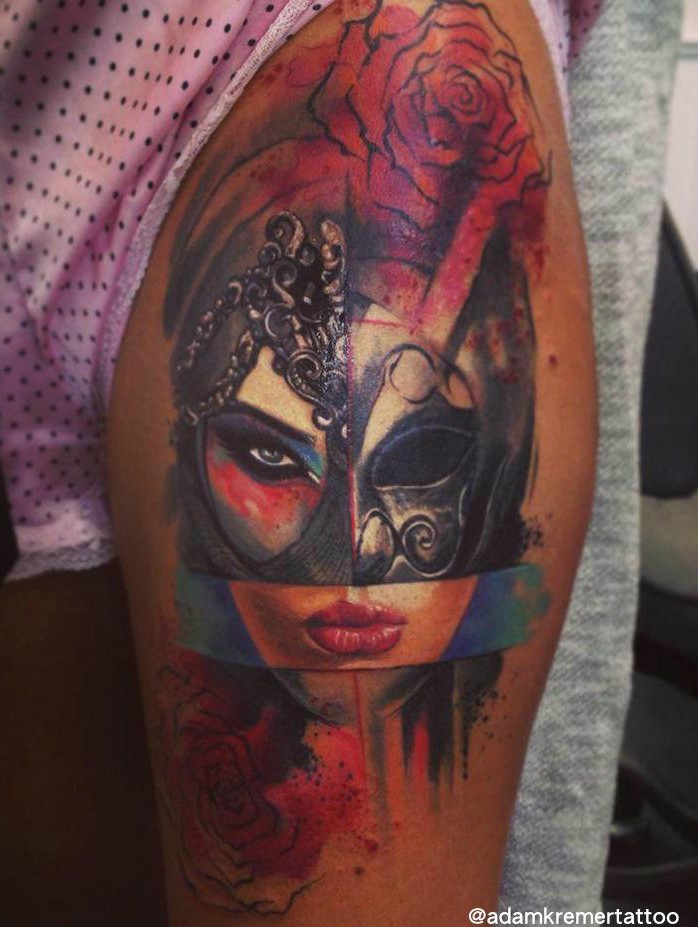 大腿抽象风格彩色女人面具和玫瑰纹身图案