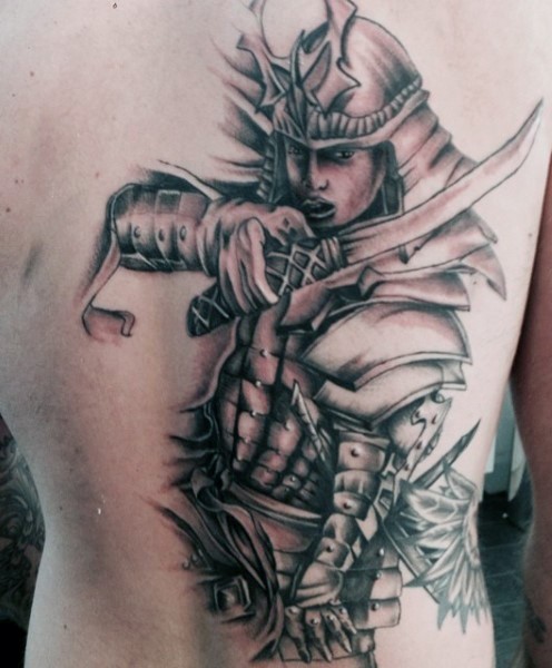 背部3D彩色的武士纹身图案