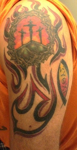 手臂彩色的鸽子轮廓和十字架纹身图案