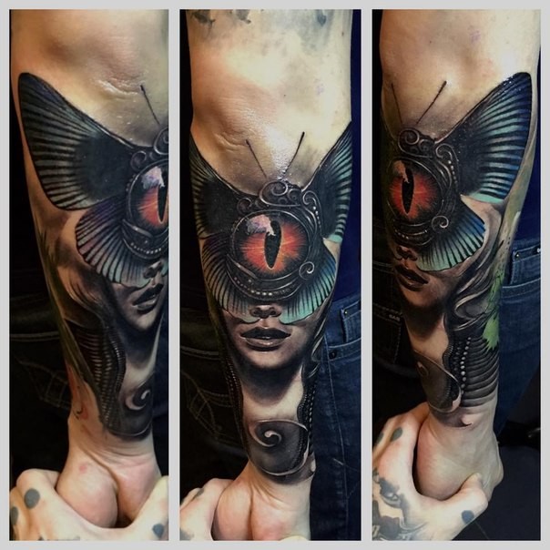 手臂彩色的女人肖像与蝴蝶和龙眼纹身图案