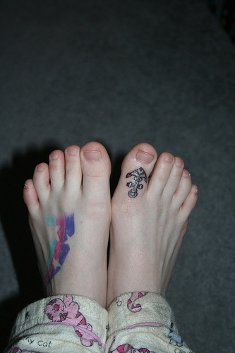 脚背和脚趾上彩色的星星船锚纹身图案