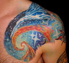 肩部惊人的太空星系彩色纹身图案