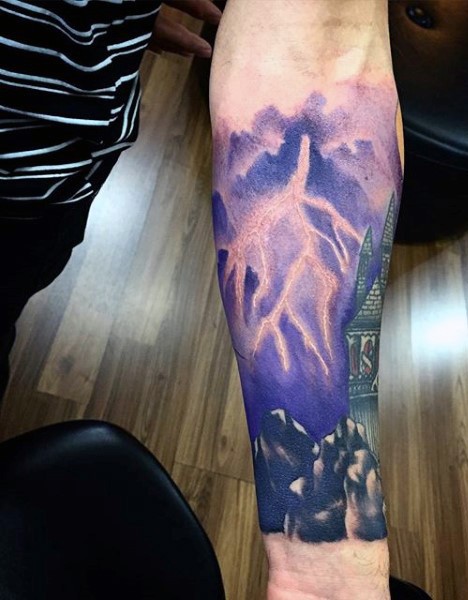 美丽的紫色小闪电与城堡手臂纹身图案