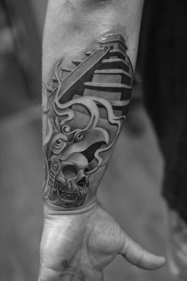 手臂3D自然的黑白玛雅头骨纹身图案