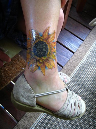 美丽的彩绘向日葵脚踝纹身图案