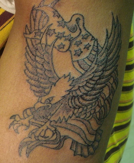 美国鹰和国旗黑色纹身图案
