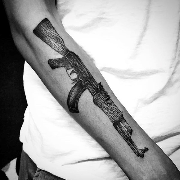 很酷的写实AK步枪式手臂纹身图案