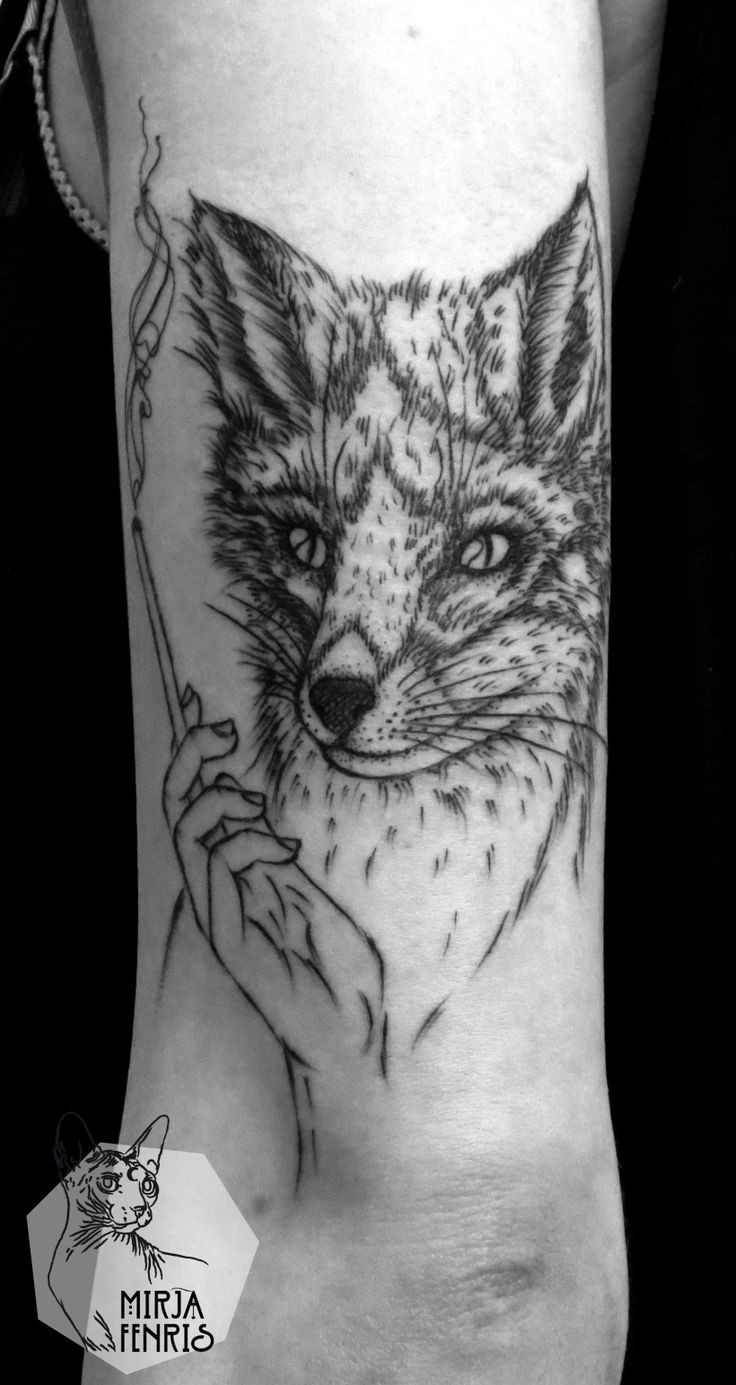 插画风格的黑色线条吸烟狐狸手臂纹身图案