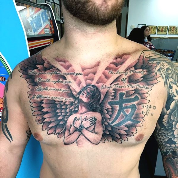 胸部黑色的天使和字母汉字纹身图案