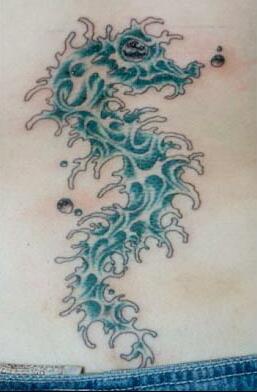 蓝色的波浪组合海马纹身图案