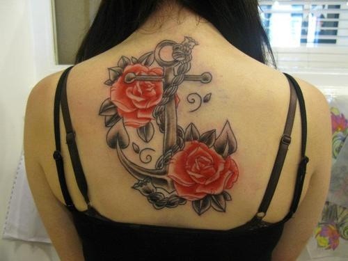 背部灰色船锚与红色玫瑰纹身图案