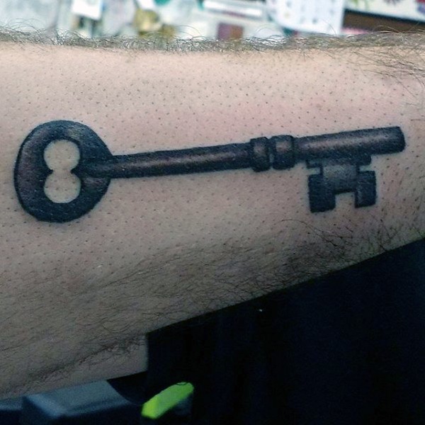简单设计的黑色铁钥匙手臂纹身图案