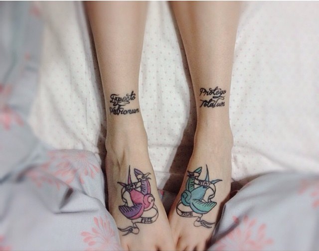 脚背彩色的燕子和脚踝黑色字母纹身图案