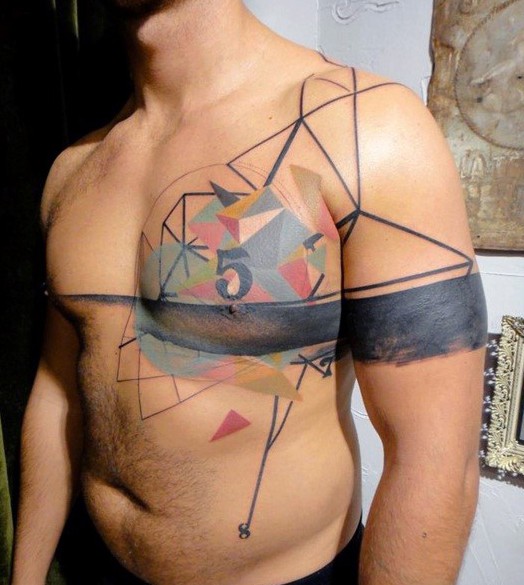 胸部五彩的几何与数字纹身图案