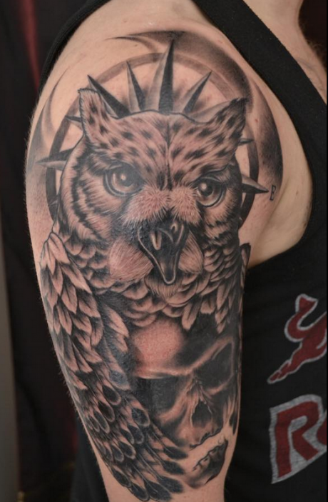手臂黑灰风格的猫头鹰纹身图案