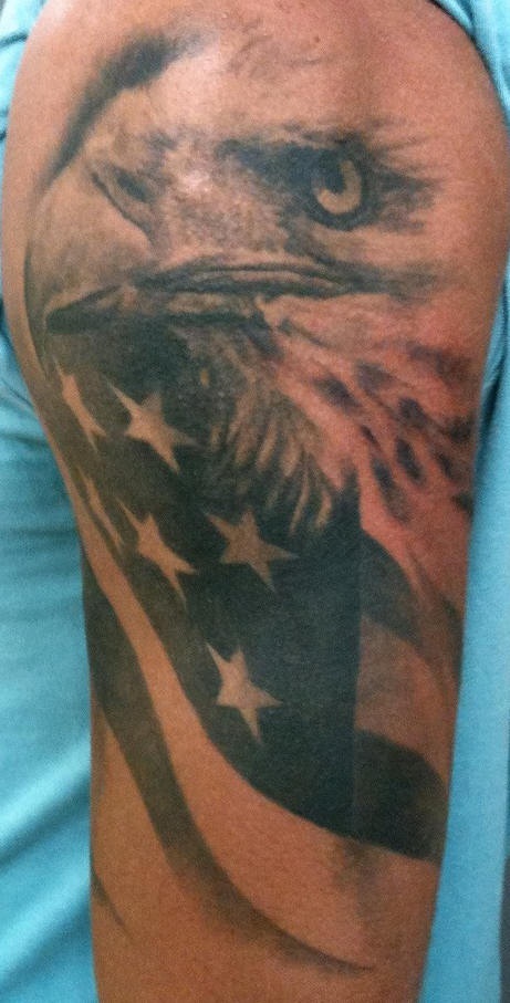 美国鹰和国旗黑色手臂纹身图案