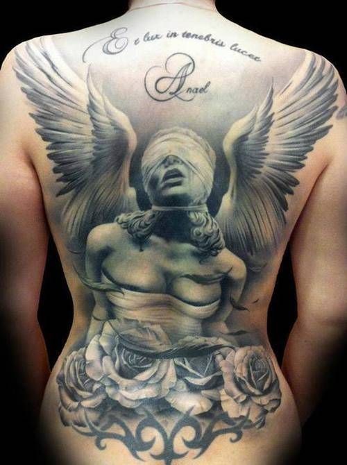 背部天使雕像和玫瑰图腾纹身图案