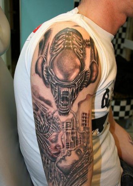 男性手臂灰色的外星生物纹身图案