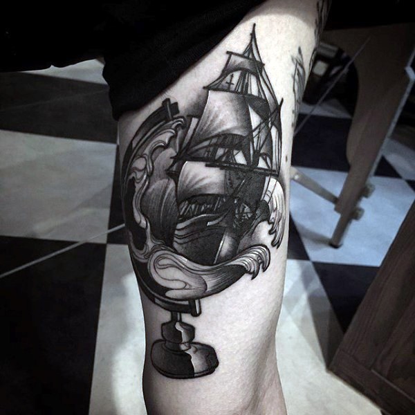手臂雕刻风格的黑色地球仪与帆船纹身图案