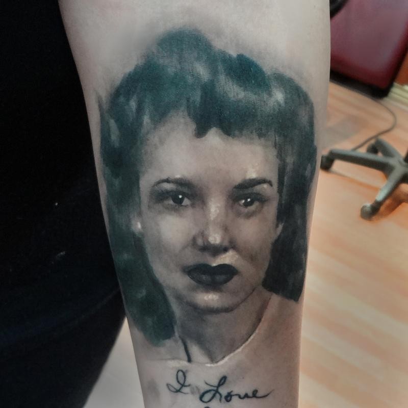 写实风格的黑白女人肖像手臂纹身图案