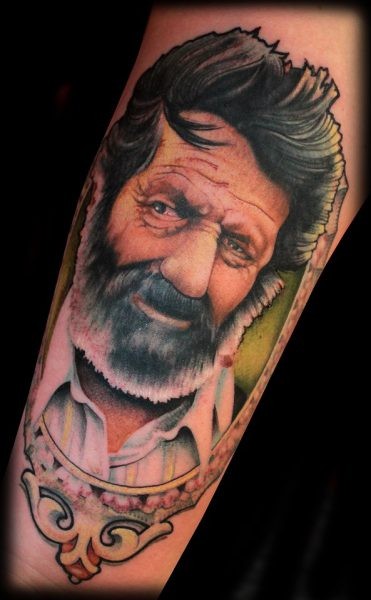 手臂彩色的老人肖像写实纹身图案