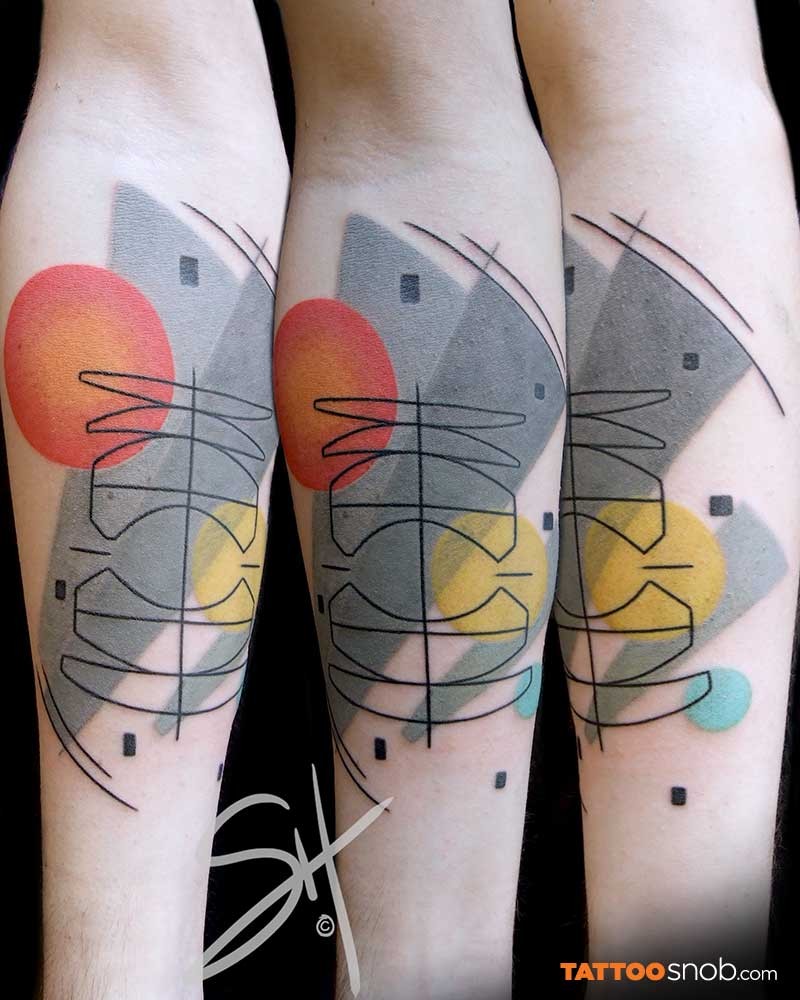 手臂抽象风格的彩色各种饰品纹身图案