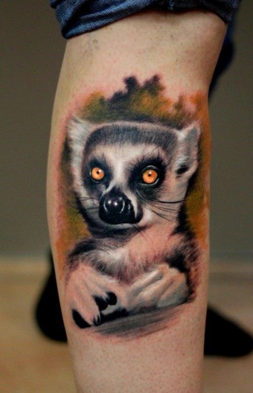 小腿写实的丰富多彩狐猴纹身图案