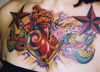 胸部经典的彩色圣心纹身图案