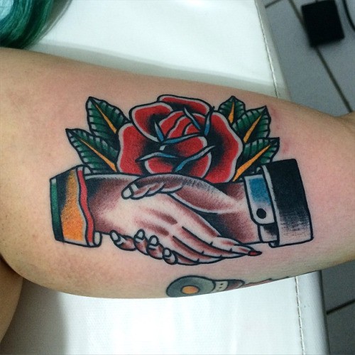 彩色经典的握手和玫瑰纹身图案