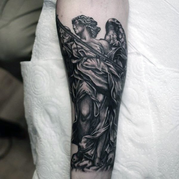 手臂黑白天使与矛雕像纹身图案