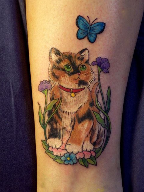 脚踝可爱的猫和蝴蝶花朵彩色纹身图案