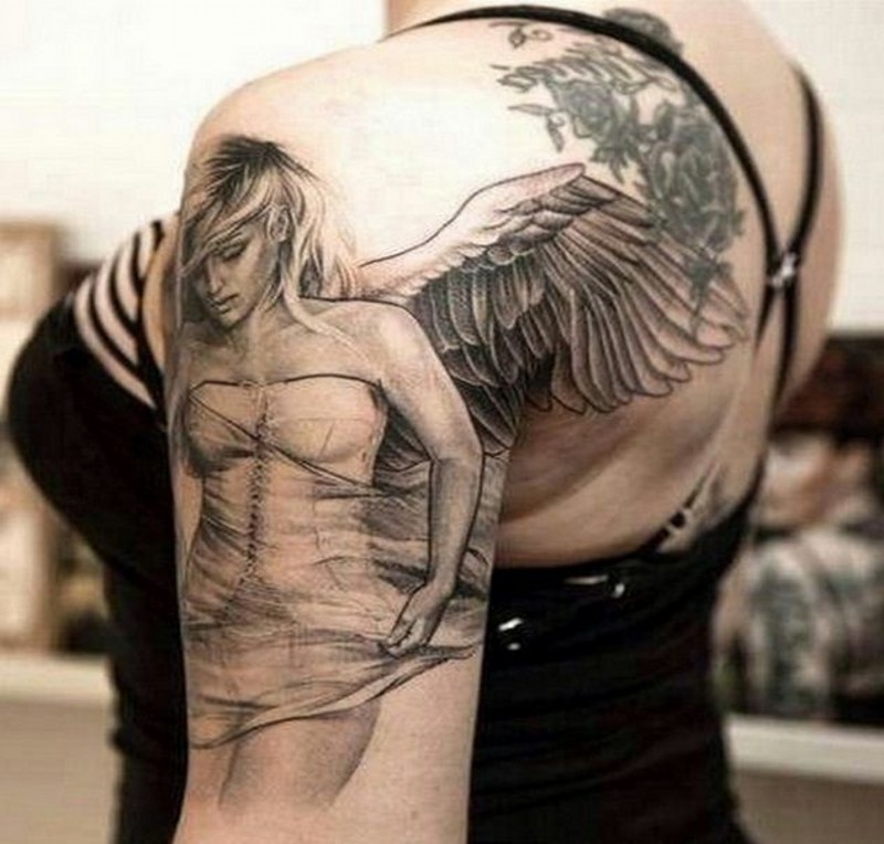 大臂天使女和翅膀纹身图案