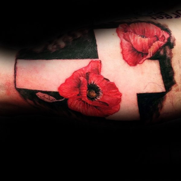 手臂彩色的花朵和白色十字架纹身图案