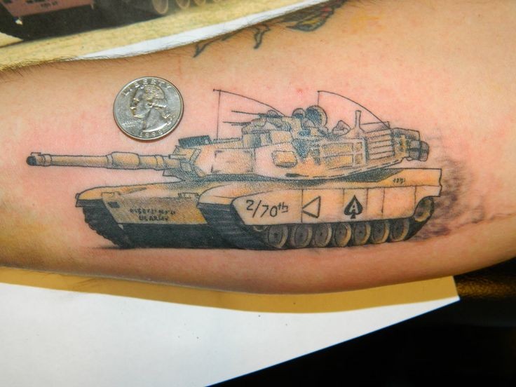 手臂插画风格的彩色现代美国坦克纹身图案