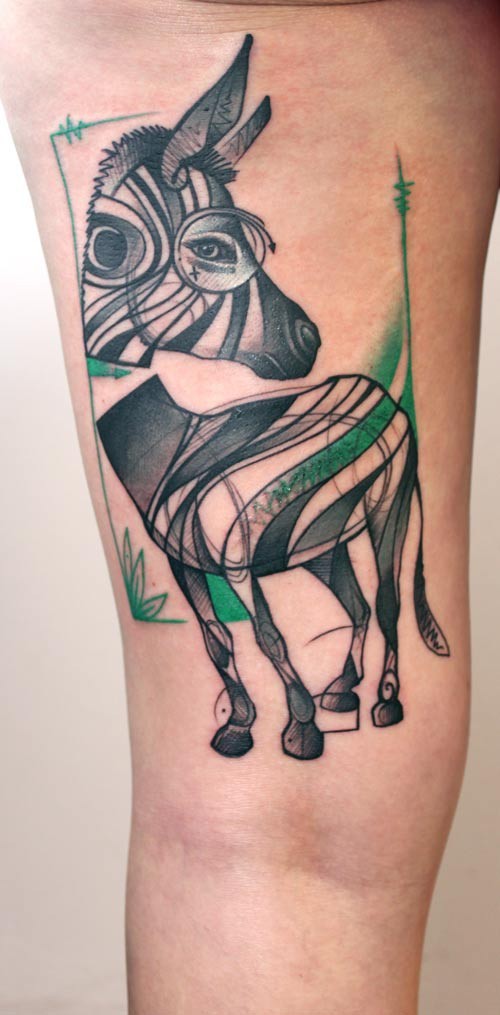大腿上抽象的彩色斑马纹身图案