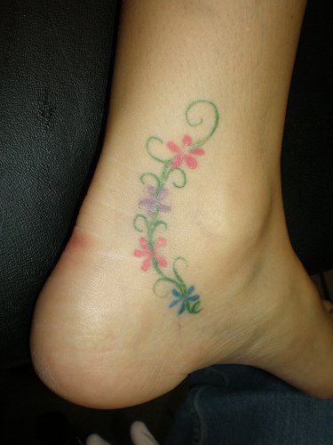彩色花朵和绿色藤蔓脚踝纹身图案