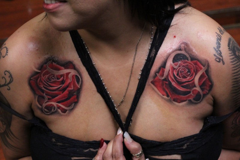 胸部两朵好看的玫瑰纹身图案