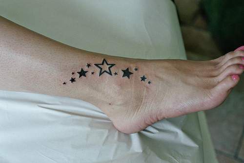 脚踝上的黑白星星纹身图案