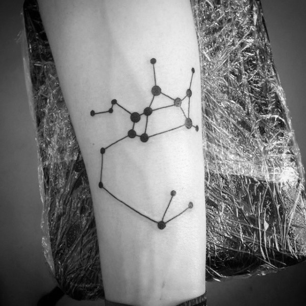 简单的黑色圆点线条星座符号手臂纹身图案