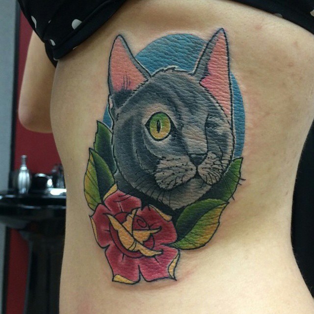 侧肋卡通风格彩色的猫咪与花朵纹身图案