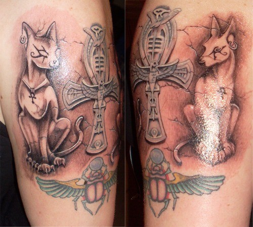 手臂古怪的3D埃及猫与十字架和圣甲虫纹身图案