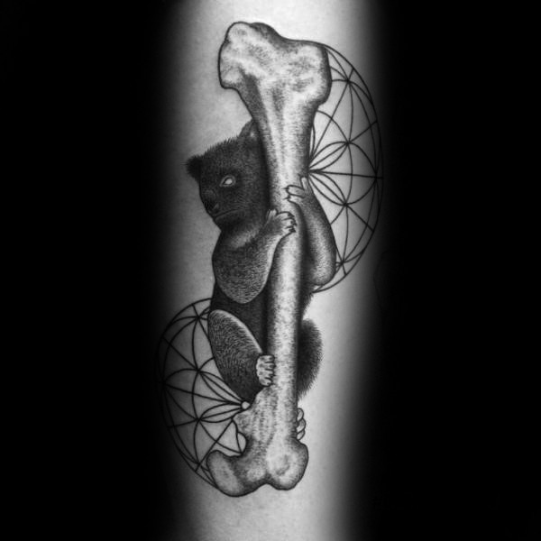 黑色骨头和卡拉熊点刺手臂纹身图案