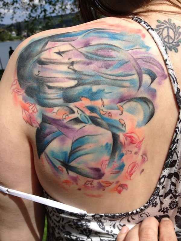 背部彩色抽象的女人和树叶纹身图案