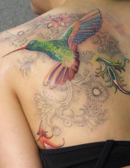 背部惊人的蜂鸟与花朵艺术纹身图案