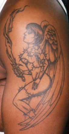 刀剑和赤裸的天使手臂纹身图案