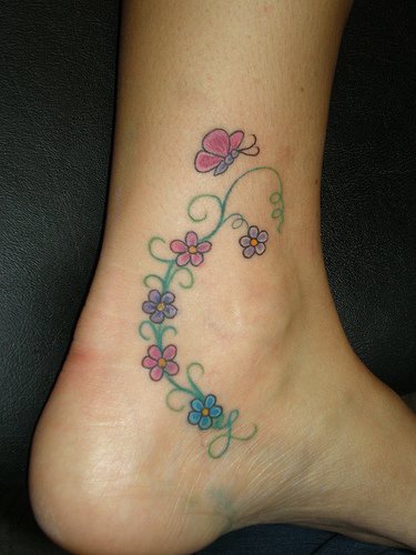 精致的花朵和蝴蝶脚踝纹身图案