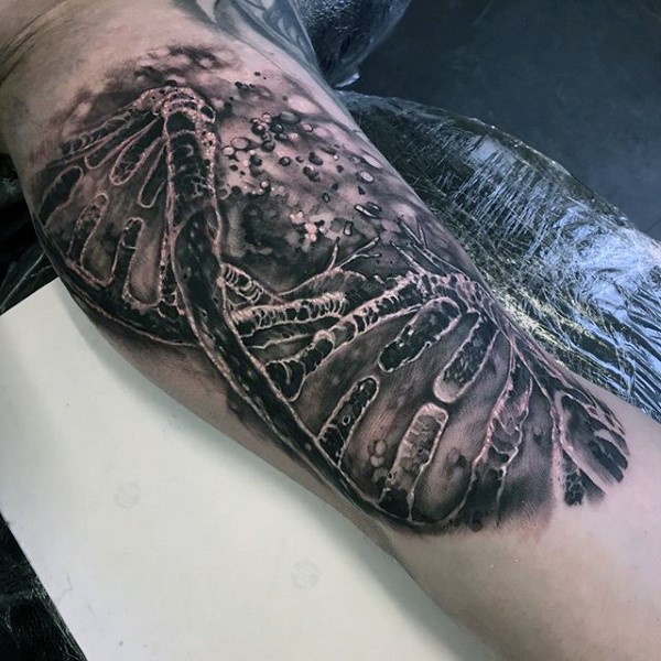 写实风格的破损DNA符号手臂纹身图案
