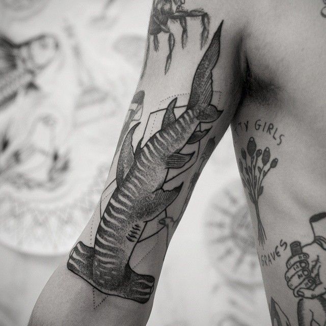 点刺风格的黑色锤头鲨手臂纹身图案