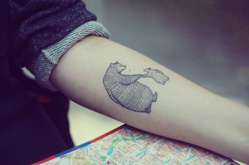 手臂黑色线条甜蜜的动物北极熊家庭纹身图案