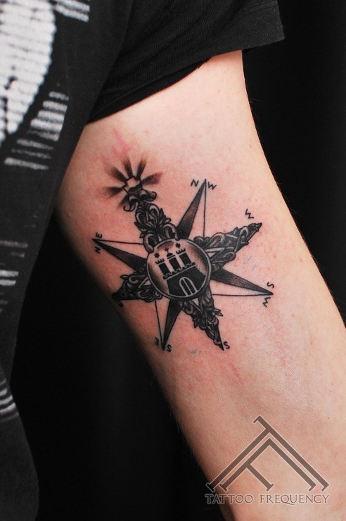黑色航海星星式的城堡指南针手臂纹身图案
